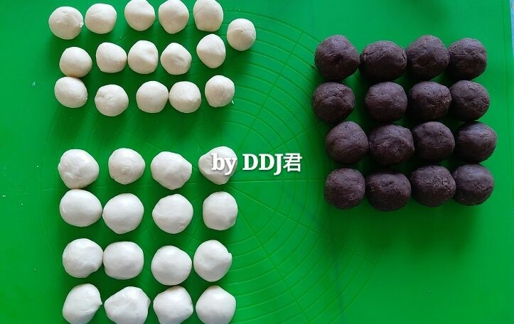 玉米油版蛋黄酥,水油皮 油酥 馅儿都均匀分成36份(由于我是晚上做的,没有拍步骤图,主要是分享这个方子,步骤图配的是我之前做的16个量的图)