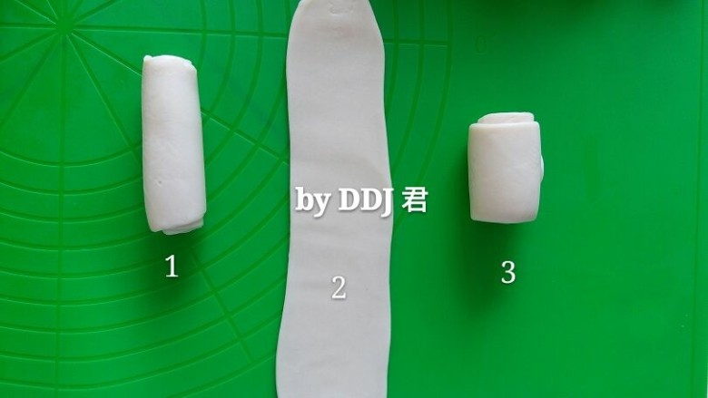 玉米油版蛋黄酥,再次擀成长舌状,卷起