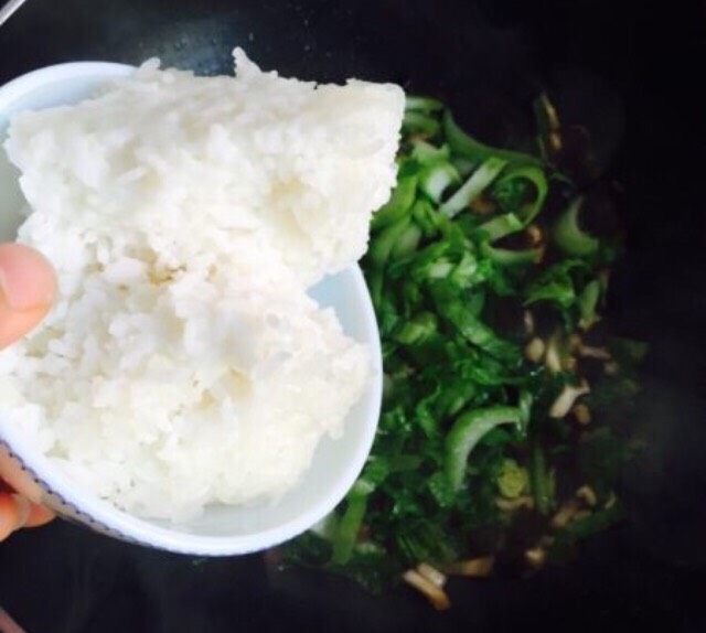 温州风味美食~炒芥菜饭,最后再放入剩米饭