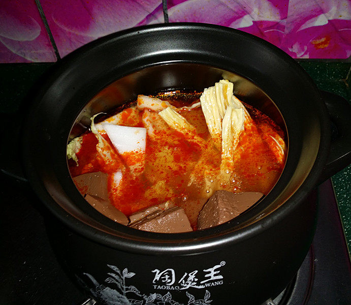 韩式海鲜锅,然后依次放入<a style='color:red;display:inline-block;' href='/shicai/ 113'>大白菜</a>埂、<a style='color:red;display:inline-block;' href='/shicai/ 468'>腐竹</a>、鸭血和适量清水