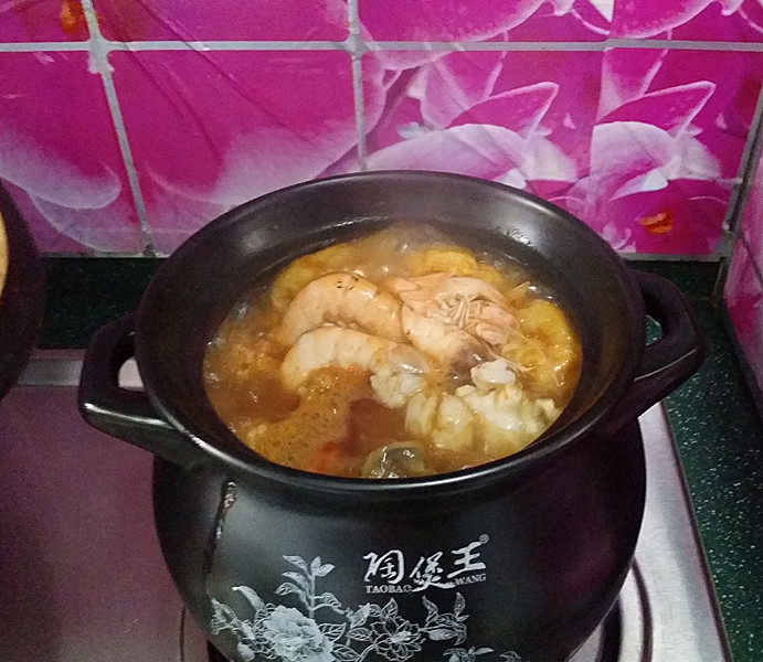 韩式海鲜锅,继续大火,一会儿就沸腾了