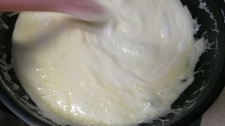 蔓越莓雪花酥,搅拌到棉花糖完全熔化关火(想硬点就再炒会)