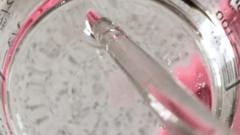 水晶棒棒糖
〔雨涵〕,像清水一样
(拍照的时候没注意,下面点点是我家台面的颜色)