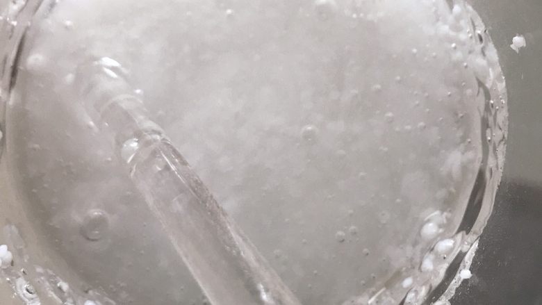 水晶棒棒糖
〔雨涵〕,微波炉里叮两分钟还没有完全融化有颗粒,这时每30秒拿出来搅拌一次,最后10秒拿出来搅拌一次,直至完全融化到无颗粒状态。如下图👇