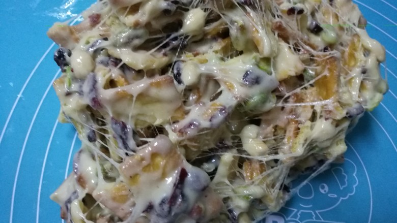 蔓越莓雪花酥,戴pvc手套用手从中间对折拉拉翻转几次,让糖包裹所有原材料(拉丝的状态)