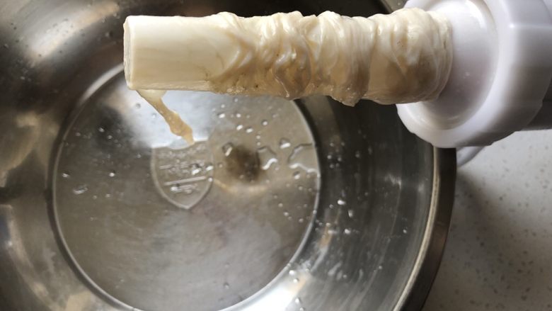 自制香肠(黑椒口味),把准备好的肠衣,全部套在灌肠神器的头上,前面留一小段就可以
