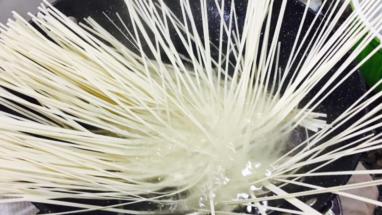 葱爆牛肉泡椒面,2.白水煮面放点点盐， 7分熟倒入泡椒8～10个 （看几人吃）适量泡椒汤汁 ，可放点榨菜及备好的爆炒牛肉。
