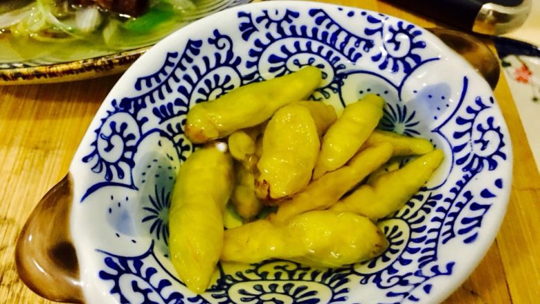 葱爆牛肉泡椒面,准备泡椒