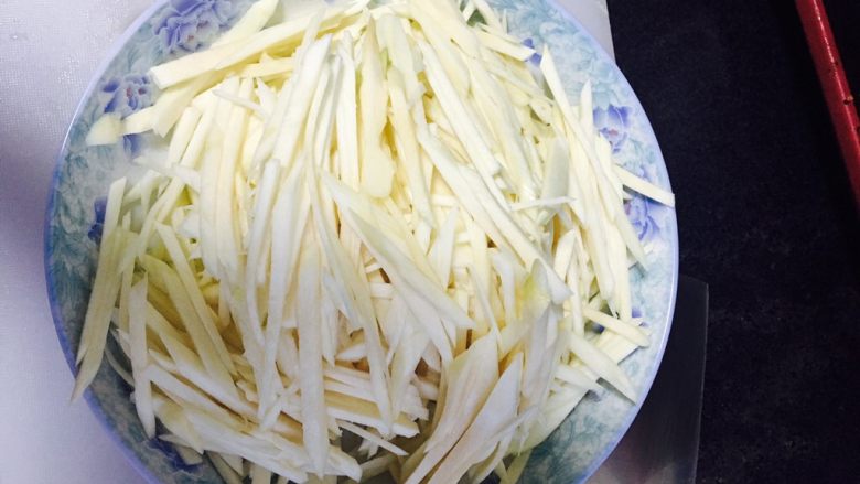 茭白炒肉丝,<a style='color:red;display:inline-block;' href='/shicai/ 65'>茭白</a>去掉外边比较硬的地方～然后洗净之后切丝～觉得麻烦切成片也行～（切菜真的好烦👏🏻👏🏻👏🏻）