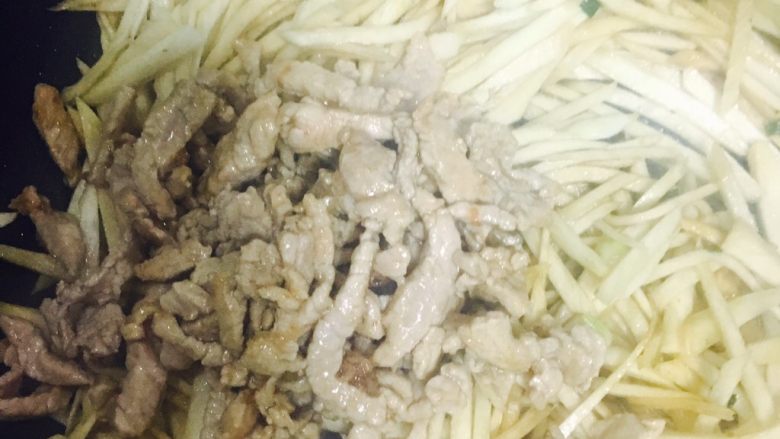 茭白炒肉丝,倒入肉丝翻炒～