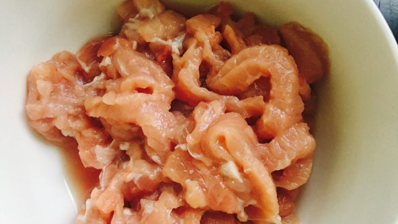 茭白炒肉丝,<a style='color:red;display:inline-block;' href='/shicai/ 414'>猪肉</a>洗净之后切成丝～