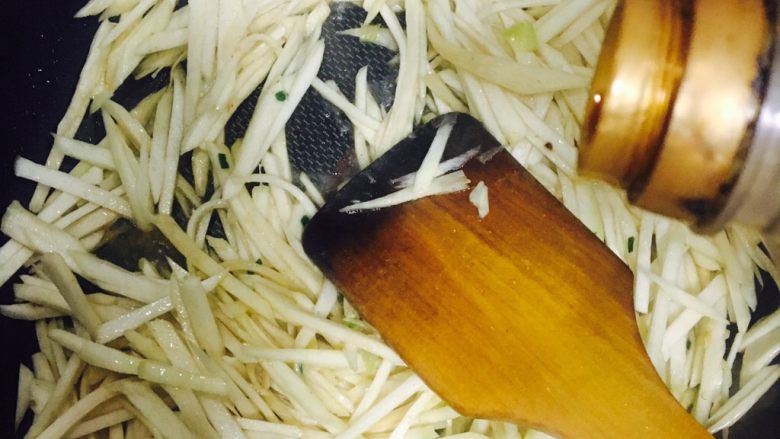 茭白炒肉丝,加入适量<a style='color:red;display:inline-block;' href='/shicai/ 788'>生抽</a>和盐，不喜欢的可以不加<a style='color:red;display:inline-block;' href='/shicai/ 788'>生抽</a>～翻炒～可以加入一丢丢水～