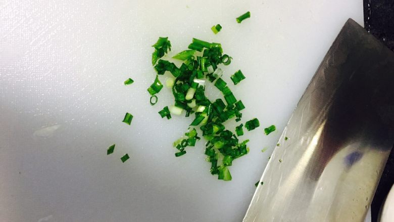 茭白炒肉丝,小<a style='color:red;display:inline-block;' href='/shicai/ 3250'>葱</a>洗净之后切碎～