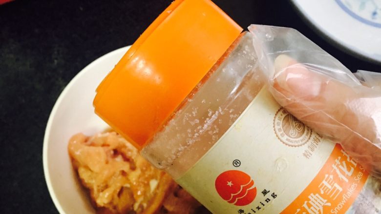 茭白炒肉丝,加入适量盐～