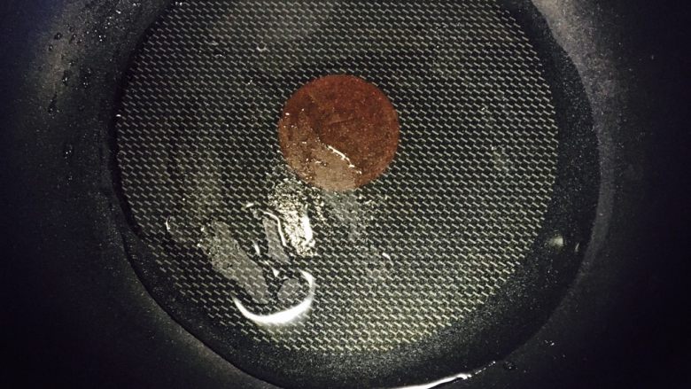 茭白炒肉丝,锅内倒油～