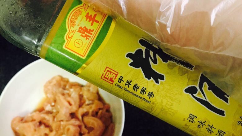 茭白炒肉丝,加一丢丢<a style='color:red;display:inline-block;' href='/shicai/ 718'>料酒</a>～带上手套，拌匀～