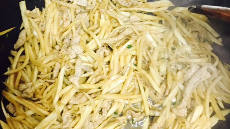 茭白炒肉丝,翻炒均匀～茭白很好熟的～