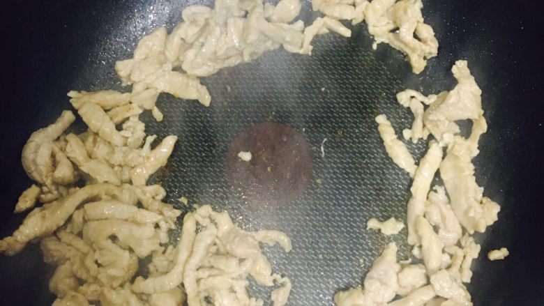 茭白炒肉丝,把肉倒进去翻炒至变白盛出来备用～