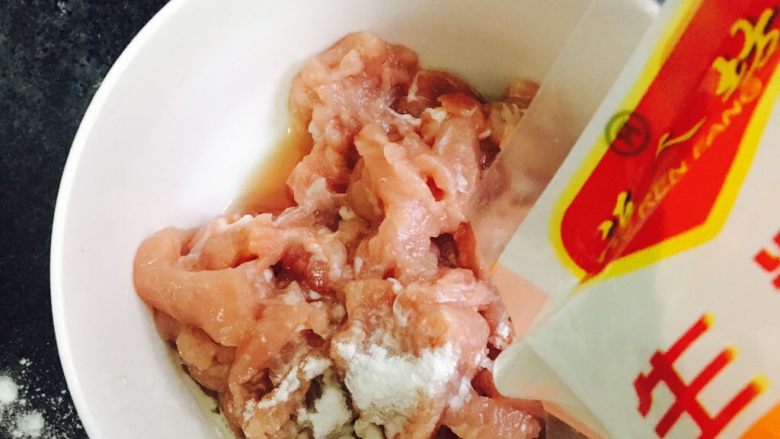 茭白炒肉丝,再加入适量淀粉～继续用手抓匀～