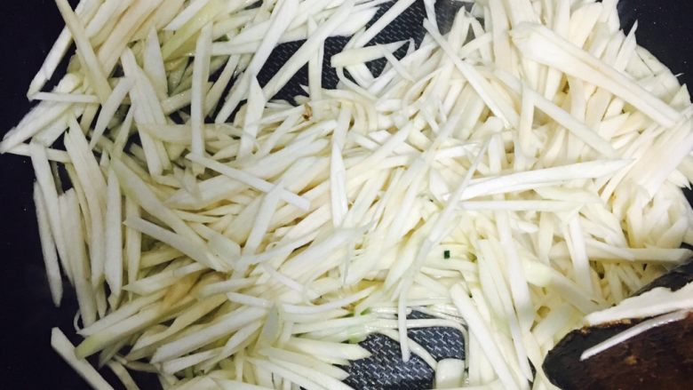 茭白炒肉丝,另起油锅，放入一半小葱碎爆香之后倒入茭白翻炒～