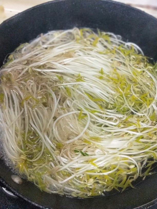 清炒银芽,锅里倒入比较多的热水，放入些许盐和油，将水烧开，投入豆芽，水再开就捞起来，沥干热水，马上过凉，再沥干待用。