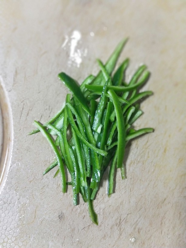 清炒银芽,切成青椒丝。