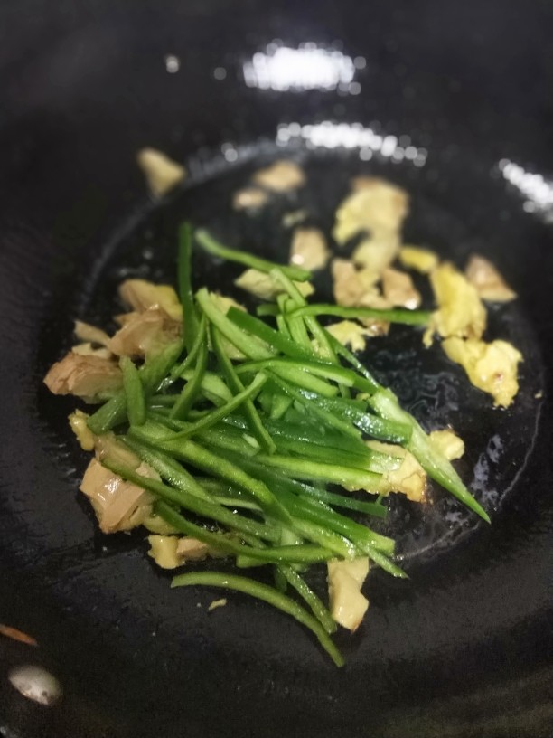 清炒银芽,加入青椒丝略炒。