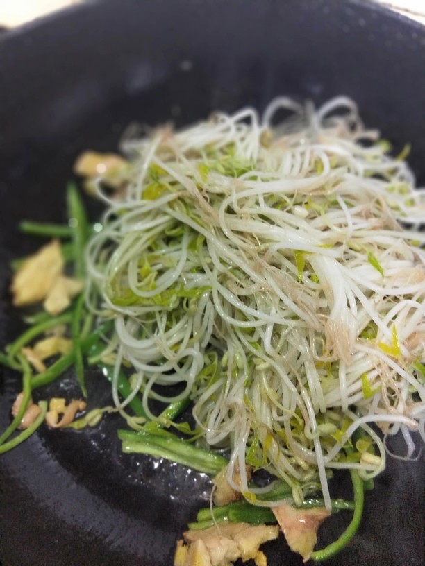 清炒银芽,把焯水过凉后沥干的豆芽倒入，加盐、糖、蘑菇粉，略炒兜匀，即可出锅。