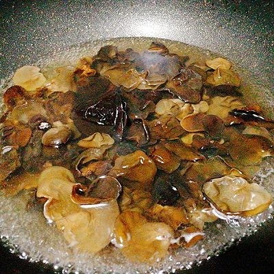 春节健康菜+凉拌卤猪舌,锅里烧开水,黑木耳焯水