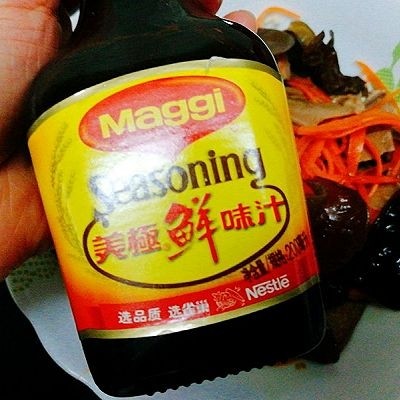 春节健康菜+凉拌卤猪舌,加几滴鲜味汁,拌均匀后