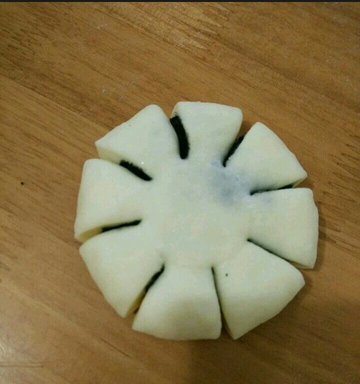 花样芝麻面包,然后再对称剪四刀,如图。全部做好后进行二次发酵,大概半个小时。同时烤箱预热。
