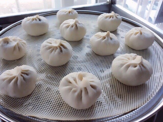 茄子辣椒卤肉包,包好装锅,醒30分钟,开火蒸20分钟,关火焖5分钟