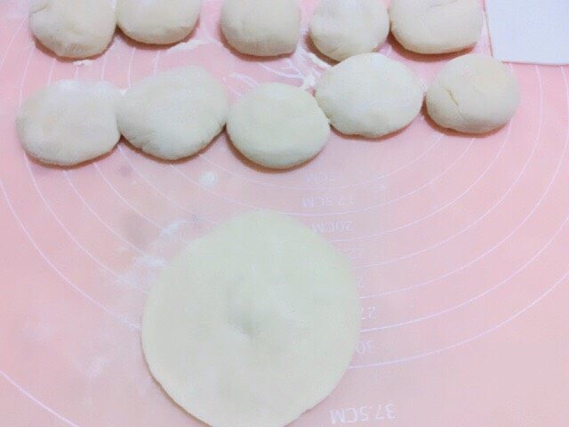 茄子辣椒卤肉包,揪成剂子,擀皮