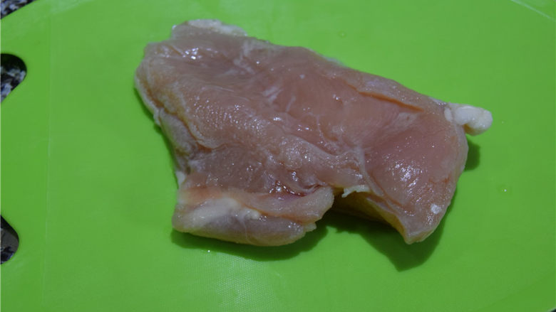 汪星人的美味零食,如果是冷冻鸡肉要提前化冻。这里使用了220g鸡脯肉。