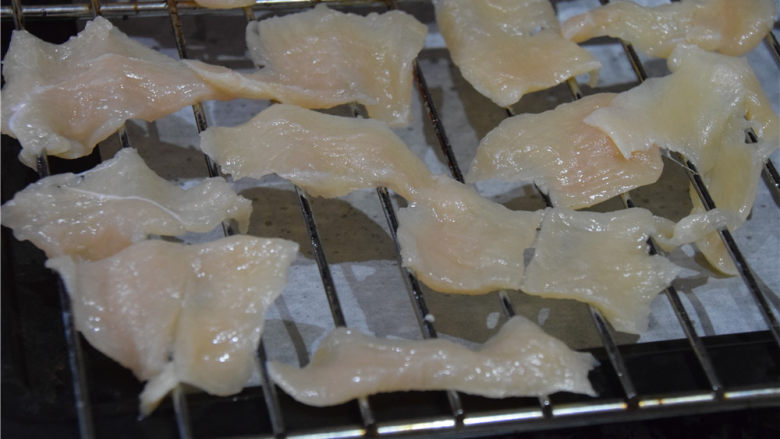 汪星人的美味零食,将肉片均匀铺在涂抹油脂的烤架上,下面也是要有接滴油的烤盘。温度上火200度、下火230度。注意观察,鸡脯肉变白成熟后,温度转为上下火180度,用来继续烘干。