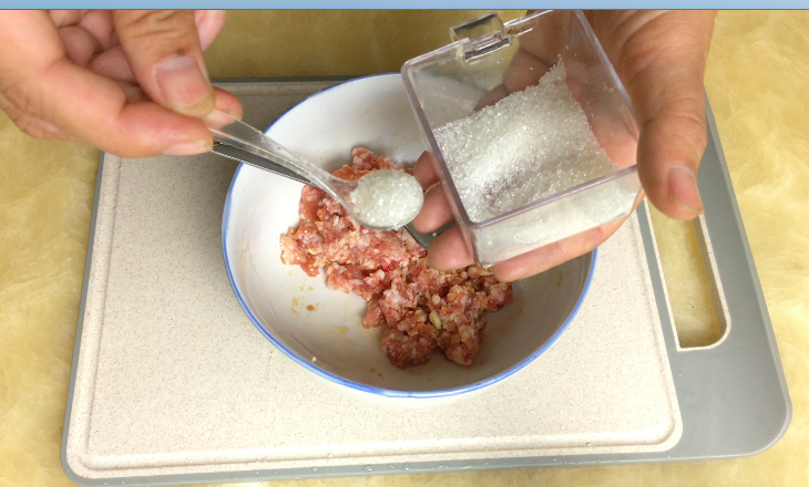 蒸猪肉,加糖(一茶匙)