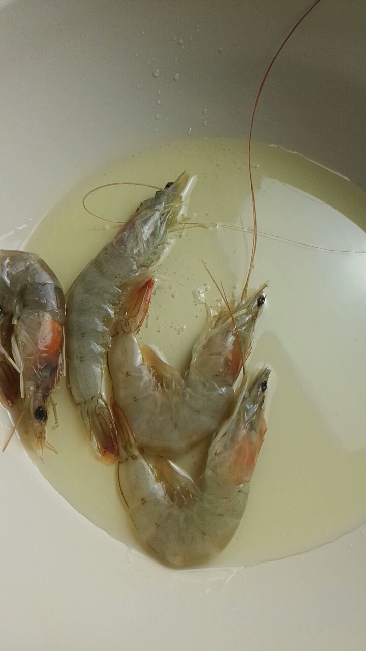 避风塘炒虾,锅中多倒些油,将腌制好的虾放进去煎或者炸