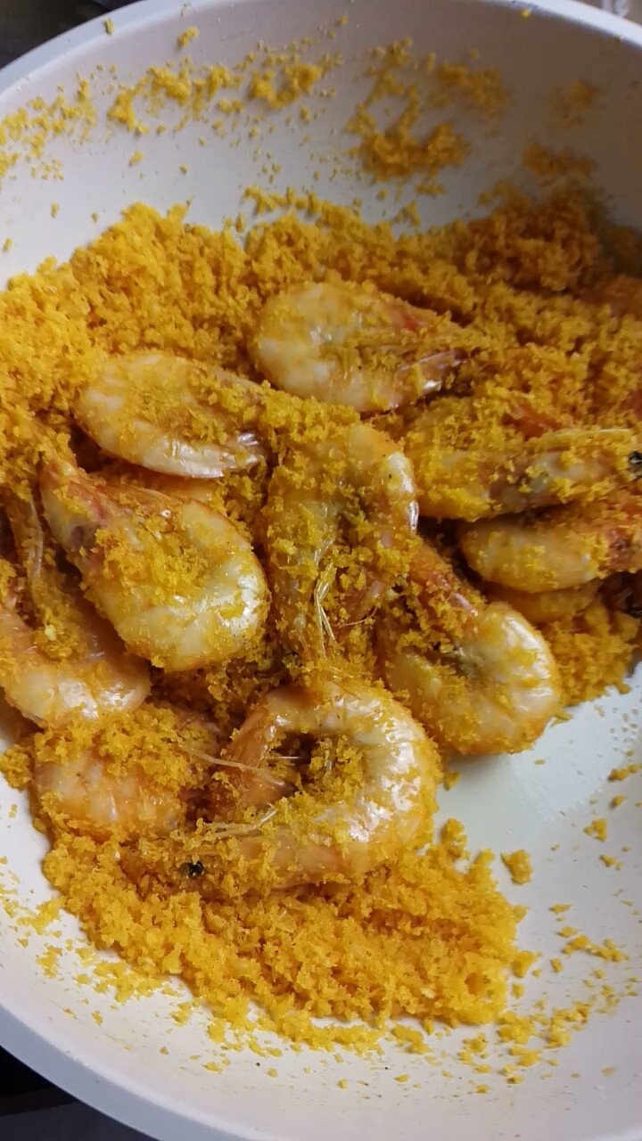避风塘炒虾,翻炒均匀,使大虾上均匀裹上面包糠