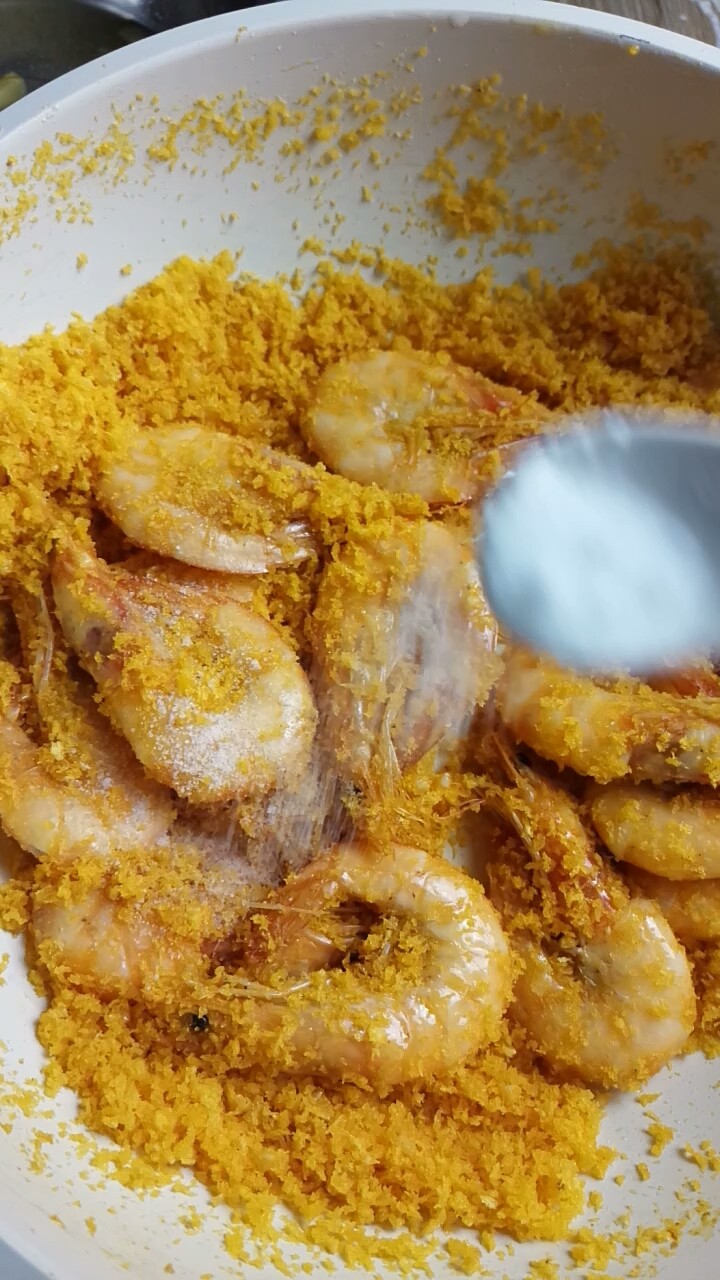 避风塘炒虾,最后根据口味,适量撒上一些食盐炒匀即可