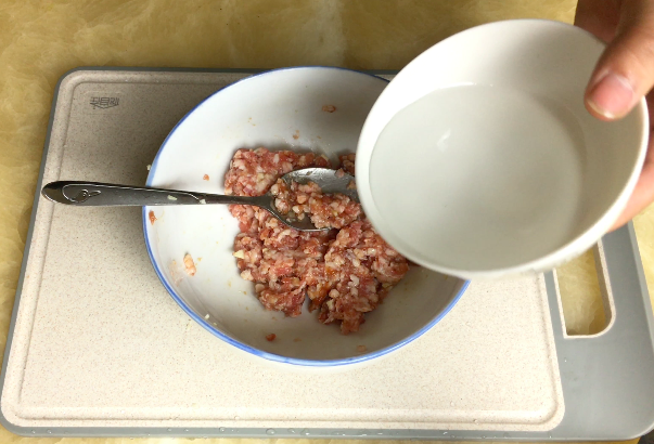 蒸猪肉,加一点水(让肉吃起来比较滑)