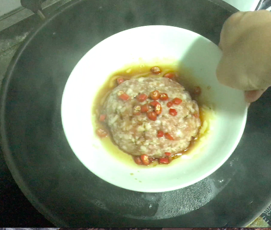 蒸猪肉,放进蒸炉(大概10分钟)。过后,加入小葱便可以上桌。