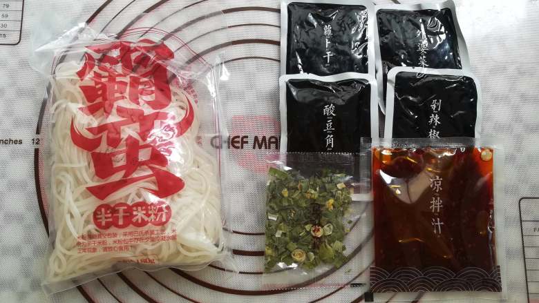 凉拌米粉 ,米粉是半干的，配菜是跟米粉一起搭配的套餐