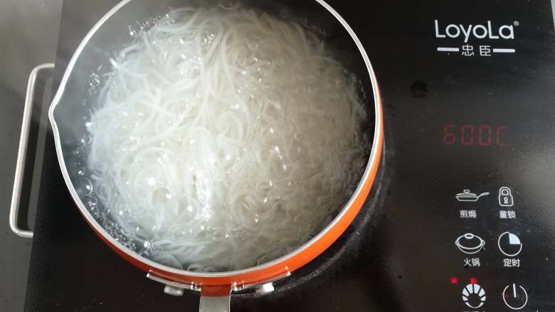 凉拌米粉 ,米粉煮5-7分钟,煮软以后关火