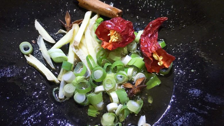 红烧鲅鱼,另用锅放油烧热,放入配料爆香