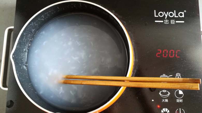 川味凉粉,煮到凉粉没有大的疙瘩关火(拍照过程中有少量的凉粉浆已经结块了)