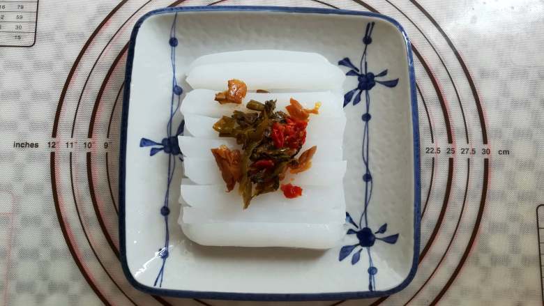 川味凉粉,凉粉摆好盘,撒上适量的配菜