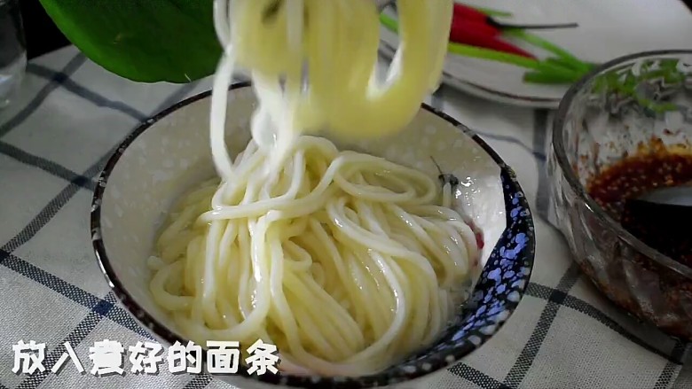 酸辣面,将<a style='color:red;display:inline-block;' href='/shicai/ 526'>面条</a>煮熟放入碗中,再舀两勺面汤