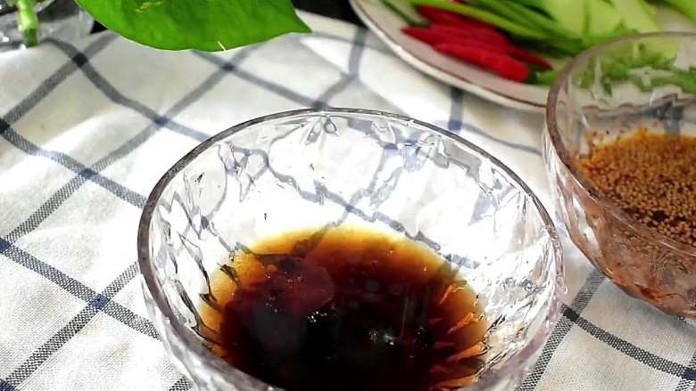 酸辣面,撒入小半勺食盐,淋入1勺<a style='color:red;display:inline-block;' href='/shicai/ 847'>香油</a>