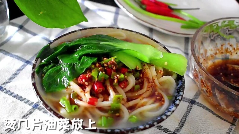 酸辣面,将小<a style='color:red;display:inline-block;' href='/shicai/ 115'>油菜</a>烫熟,放在面上