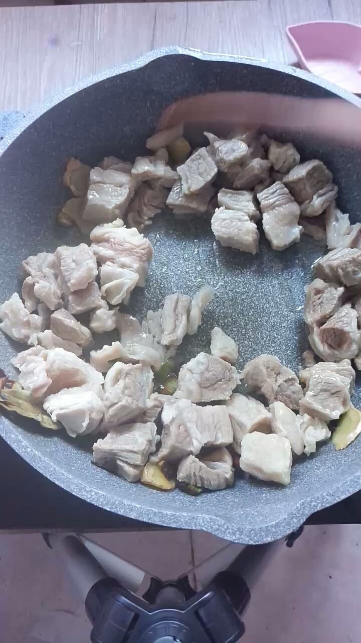 西红柿炖牛腩,然后下入牛腩肉